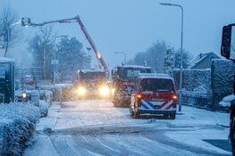 Loods met caravans en motoren volledig in brand