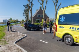 Auto botst op betonblok en vliegt over de kop